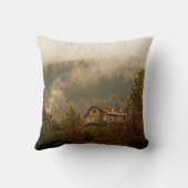 森の木造の家 – 静かなシーン クッション (裏面)