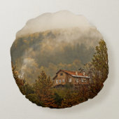 森の木造の家 – 静かなシーン ラウンドクッション (裏面)