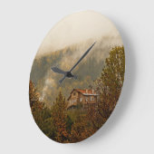 森の木造の家 – 静かなシーン ラージ壁時計 (傾斜)