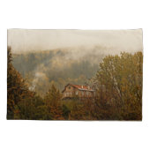 森の木造の家 – 静かなシーン 枕カバー (裏面)