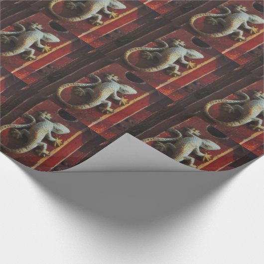 森の灰色トカゲ擦り切れたイ ラッピングペーパー (角)