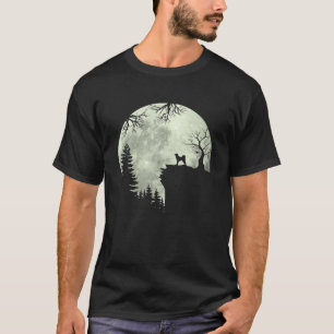 森の犬小屋でアキタ犬と月の吠え声 Tシャツ