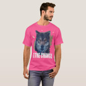 森の狼をハイキングする自然愛好家の変化である Tシャツ (正面フル)