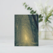 森の神秘的な黄色い光 ポストカード (スタンド正面)