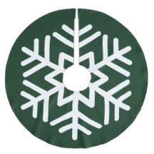 森の緑の上の大きな白いスノーフレーク