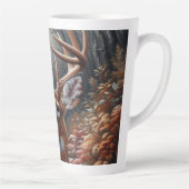 森の葉をのぞき込むホワイトテールバックシカ カフェラテマグ (右)