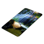 森の超現実的な滝の磁石。 マグネット (左側)