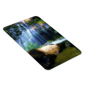 森の超現実的な滝の磁石。 マグネット (右側)