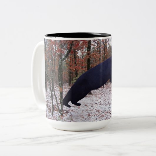 森の転がマグに食べ物を与えは黒い熊の樽 ツートーンマグカップ (正面左)