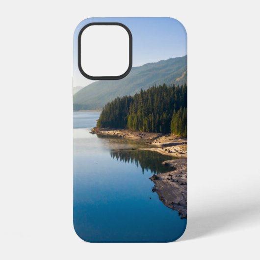 森の近くの水面 iPhoneケース (裏面)
