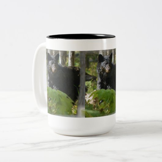 森の野生動物に隠れている黒いクマ写真 ツートーンマグカップ (正面左)