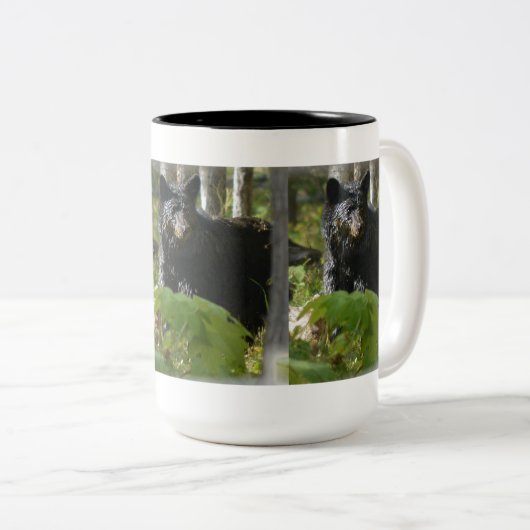森の野生動物に隠れている黒いクマ写真 ツートーンマグカップ (正面右)