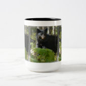 森の野生動物に隠れている黒いクマ写真 ツートーンマグカップ (中央)