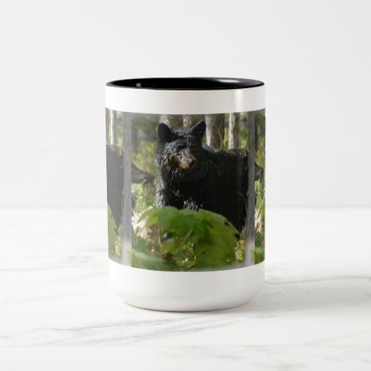 森の野生動物に隠れている黒いクマ写真 ツートーンマグカップ (中央)