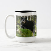 森の野生動物に隠れている黒いクマ写真 ツートーンマグカップ (左)
