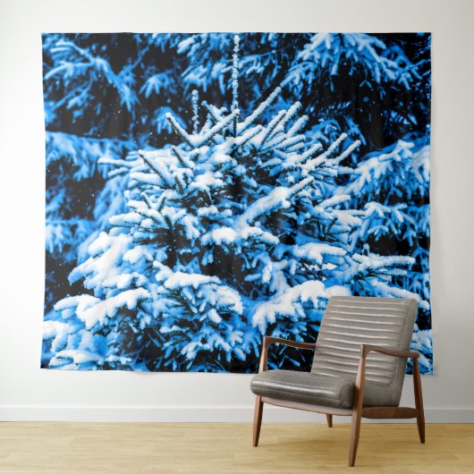 森の雪に覆われたクリスマスツリー タペストリー (インサイチュ(横))