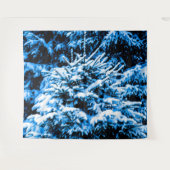 森の雪に覆われたクリスマスツリー タペストリー (正面(横))