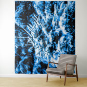 森の雪に覆われたクリスマスツリー タペストリー (インサイチュ)