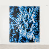 森の雪に覆われたクリスマスツリー タペストリー (正面)