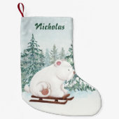 森の雪の中、そりに咲くかわいいシロクマ スモールクリスマスストッキング (正面)