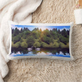 森の風景と川と2つの白鳥 ランバークッション (ブランケット)