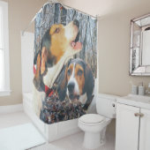 森のTreeingの歩行者のCoonhound犬 シャワーカーテン (インサイチュ)