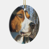 森のTreeingの歩行者のCoonhound セラミックオーナメント (右)