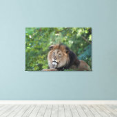 森をうろつくライオン キャンバスプリント (インサイチュ (ウッドフロア))