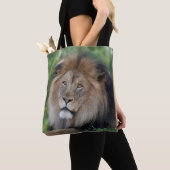 森をうろつくライオン トートバッグ (クローズアップ)