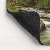 森を真っ直ぐに流れるフォーク マウスパッド (コーナー)