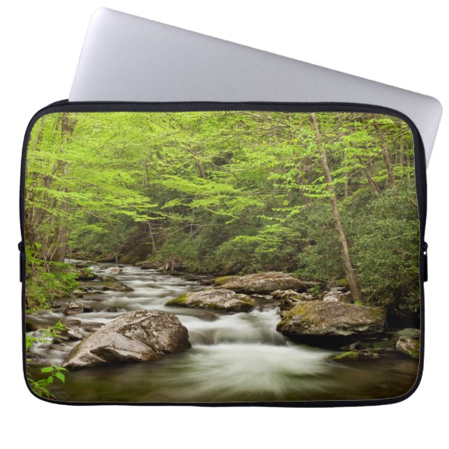森を真っ直ぐに流れるフォーク ラップトップスリーブ (正面)