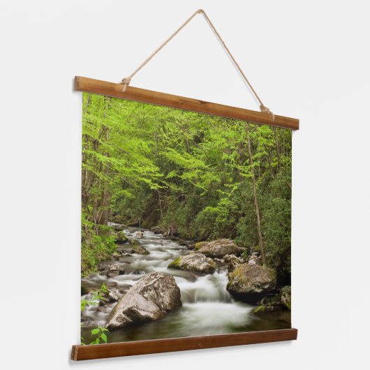 森を真っ直ぐに流れるフォーク 吊り下げ型タペストリー (傾斜あり)