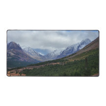 森林と峰々が望める澄んだ山谷の景色
