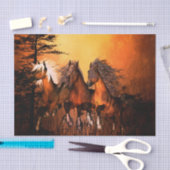 森林によって走っているすばらしい馬 薄葉紙 (クラフト)