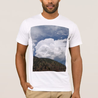 森林のある斜面の起伏のある丘陵の上の曇り空 Tシャツ
