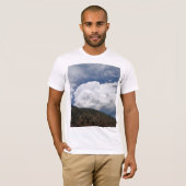 森林のある斜面の起伏のある丘陵の上の曇り空 Tシャツ (正面フル)