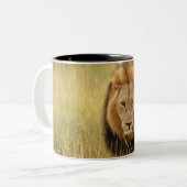 森林のライオン(ヒョウ属レオ)の歩く、 ツートーンマグカップ (正面左)