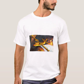 森林の火の上に水の爆撃機を落とす。 Tシャツ