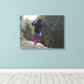 森林の長い毛の女性の歩く キャンバスプリント (インサイチュ (ウッドフロア))