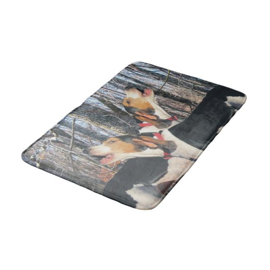 森林を遠ぼえしているTreeingの歩行者のCoonhounds バスマット (アングル)