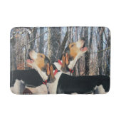 森林を遠ぼえしているTreeingの歩行者のCoonhounds バスマット (正面)