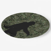 森林デジタルカムフラージュのビッグフットのシルエット ペーパープレート (アングル)