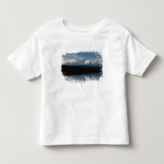 森林及びSnowy山とのmirror湖の地平線 トドラーTシャツ
