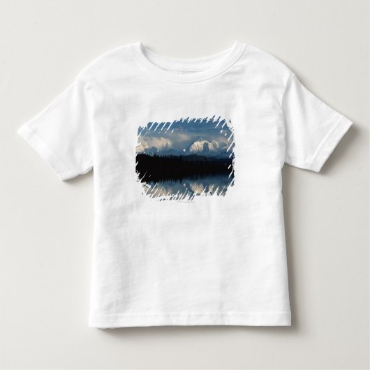 森林及びSnowy山とのmirror湖の地平線 トドラーTシャツ (正面)