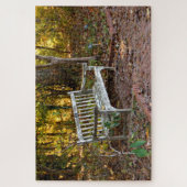 森林地帯の空のベンチ椅子 ジグソーパズル (縦)