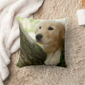 森林設定に坐っているラブラドールの子犬 クッション (ブランケット)