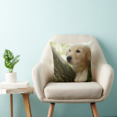 森林設定に坐っているラブラドールの子犬 クッション (椅子)