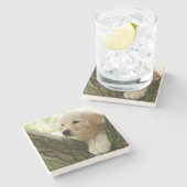 森林設定に坐っているラブラドールの子犬 ストーンコースター (横)