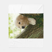 森林設定に坐っているラブラドールの子犬 フリースブランケット (正面)