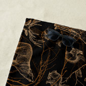 森林野生動物の鹿が暗い自然 ビーチタオル (インサイチュ)